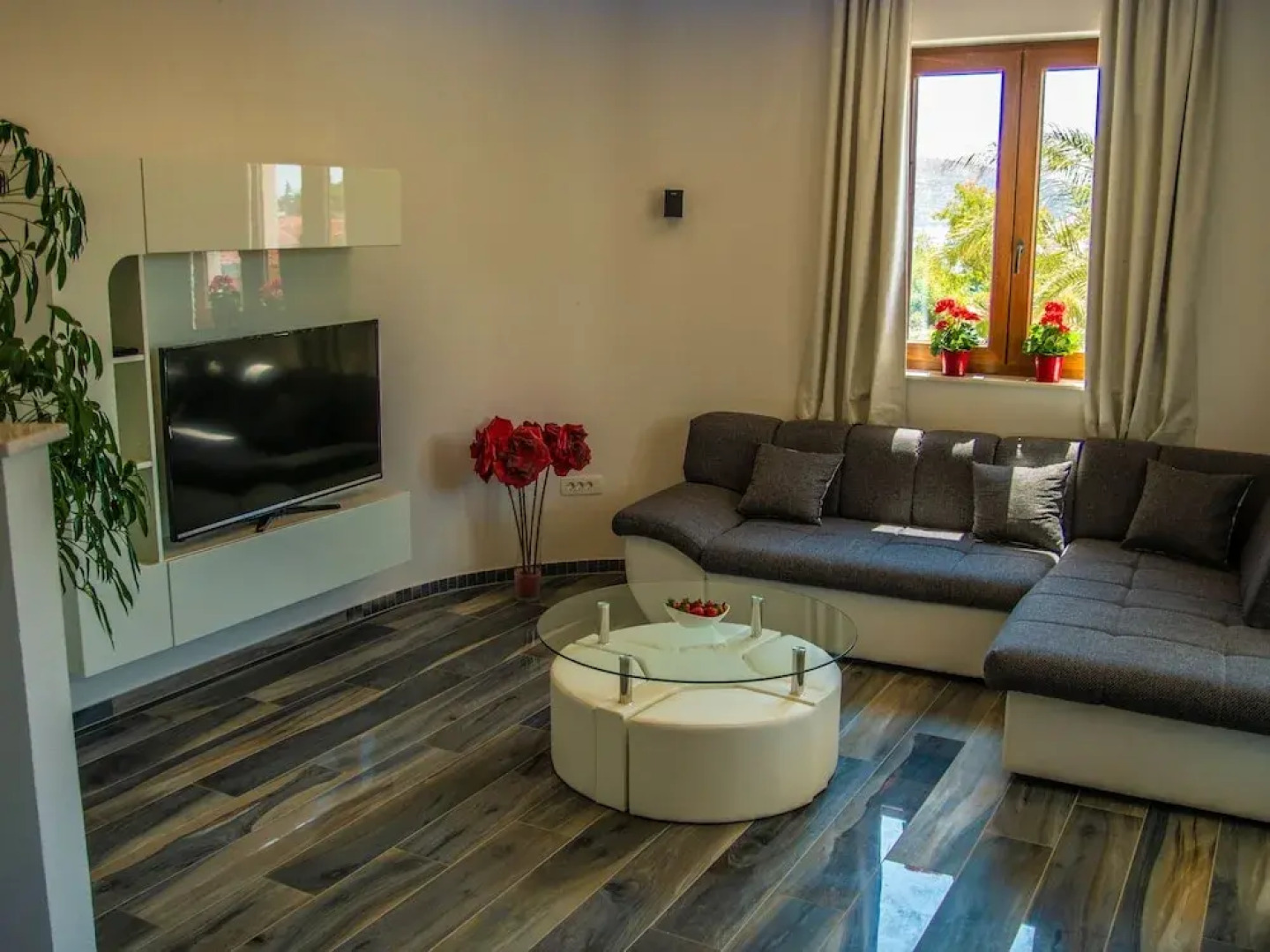 Luxurious Villa with Private Swimming Pool, Hot Tub, Sauna, Lovely Taverne