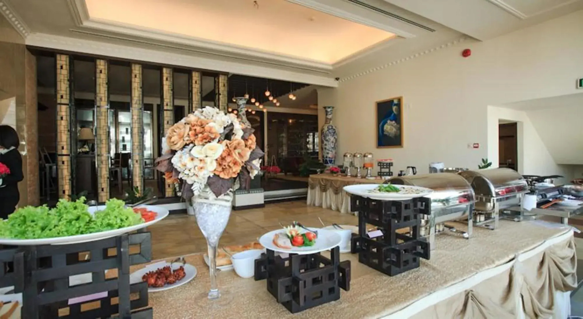 Den Long Do Hotel & Restaurant