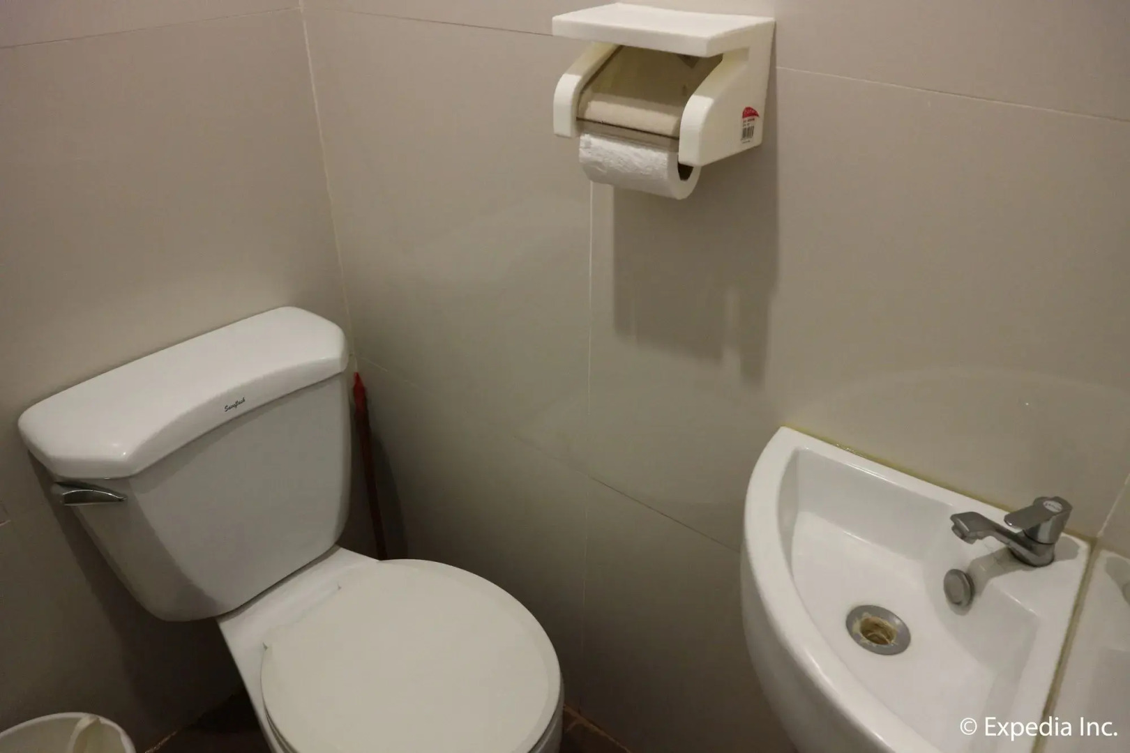 ZEN Rooms Basic White Knights Dumaguete