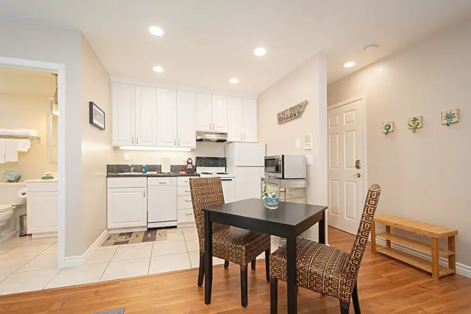 Huntington Beach Studio Blocks to the Beach and Downtown apts