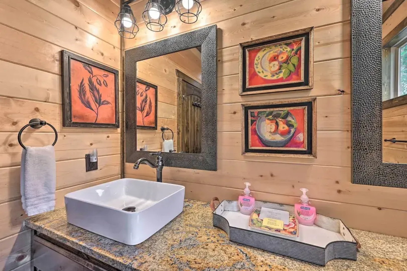 Hot Tub & Fire Pit: Broken Bow Retreat!
