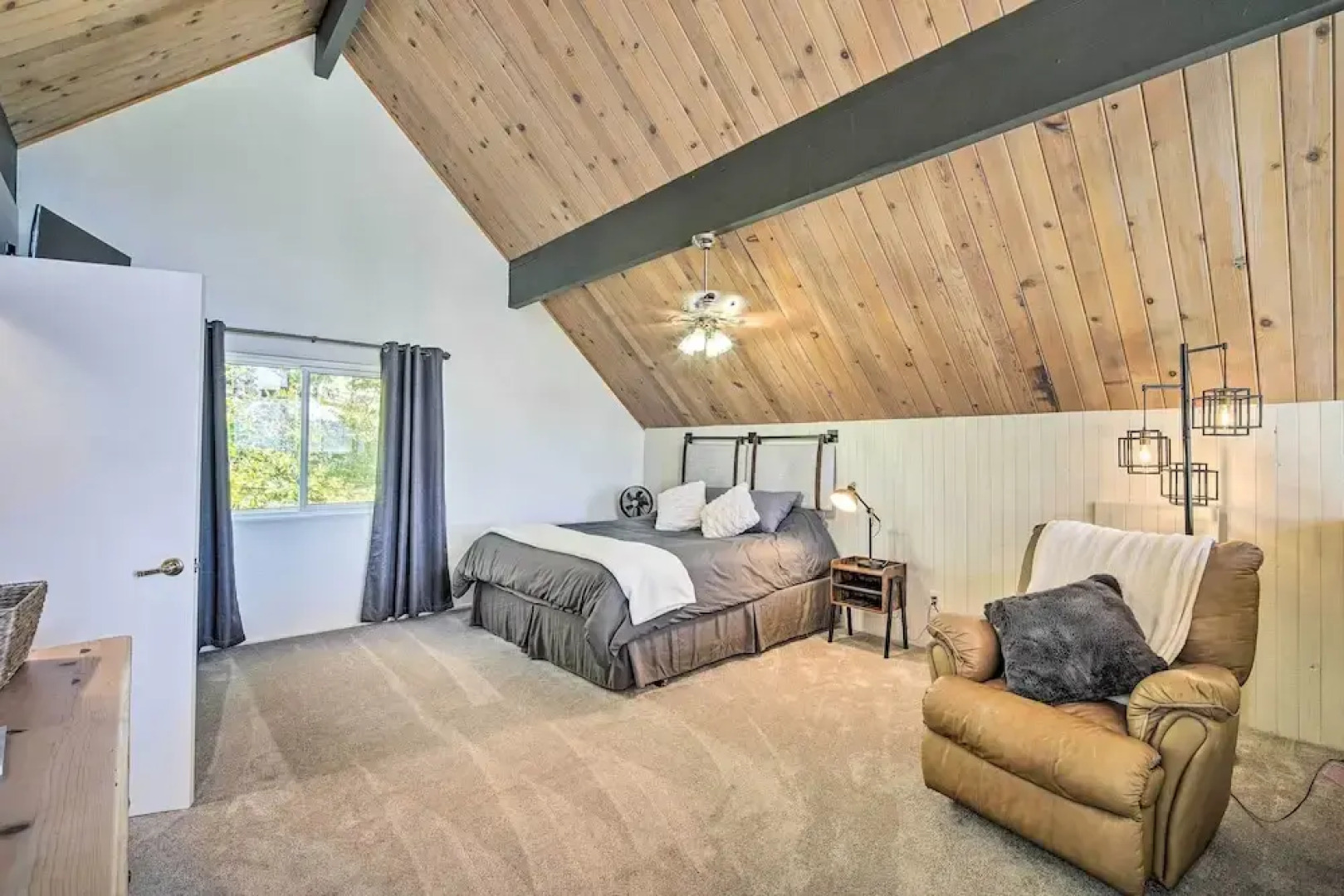 Lake Arrowhead Cabin w/ Game Room + Hot Tub!