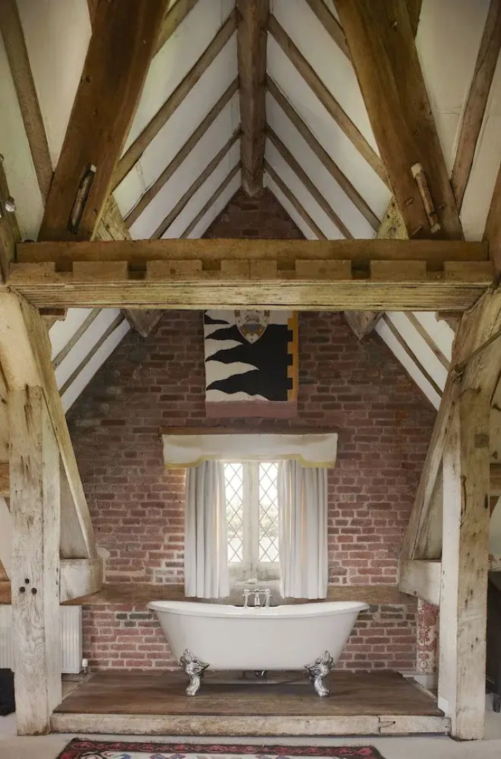 Luxurious hideaway for four in one of the finest Elizabethan gatehouse