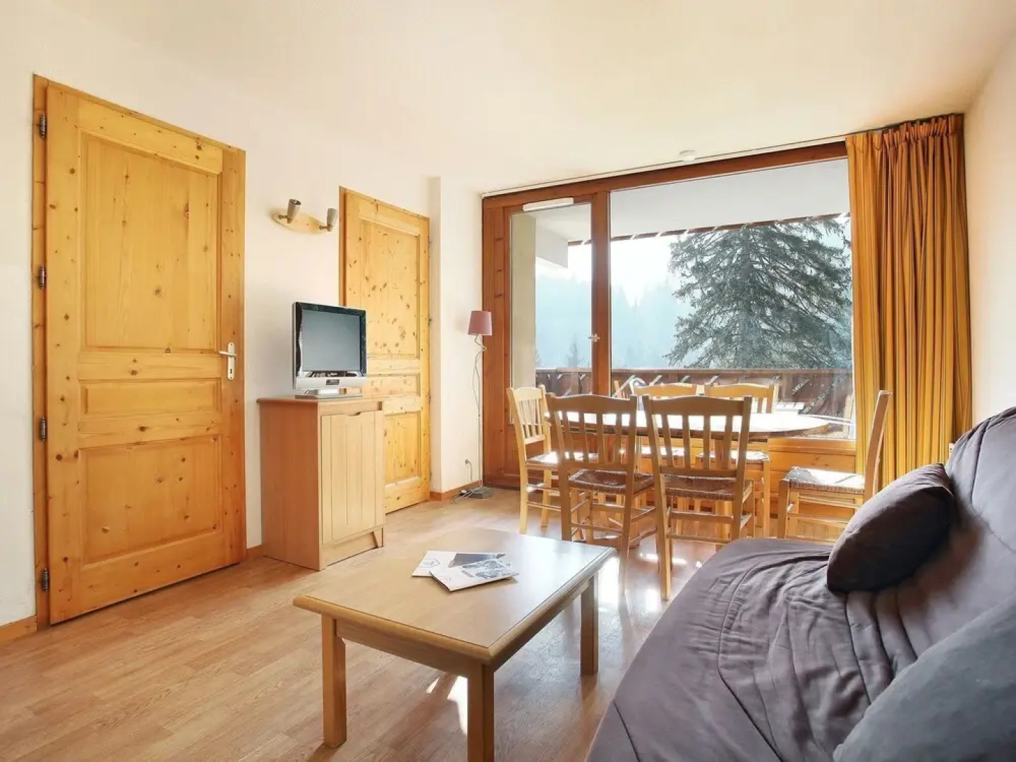 Rustic Studio in Wooded Area at 50 m. From the ski Lift