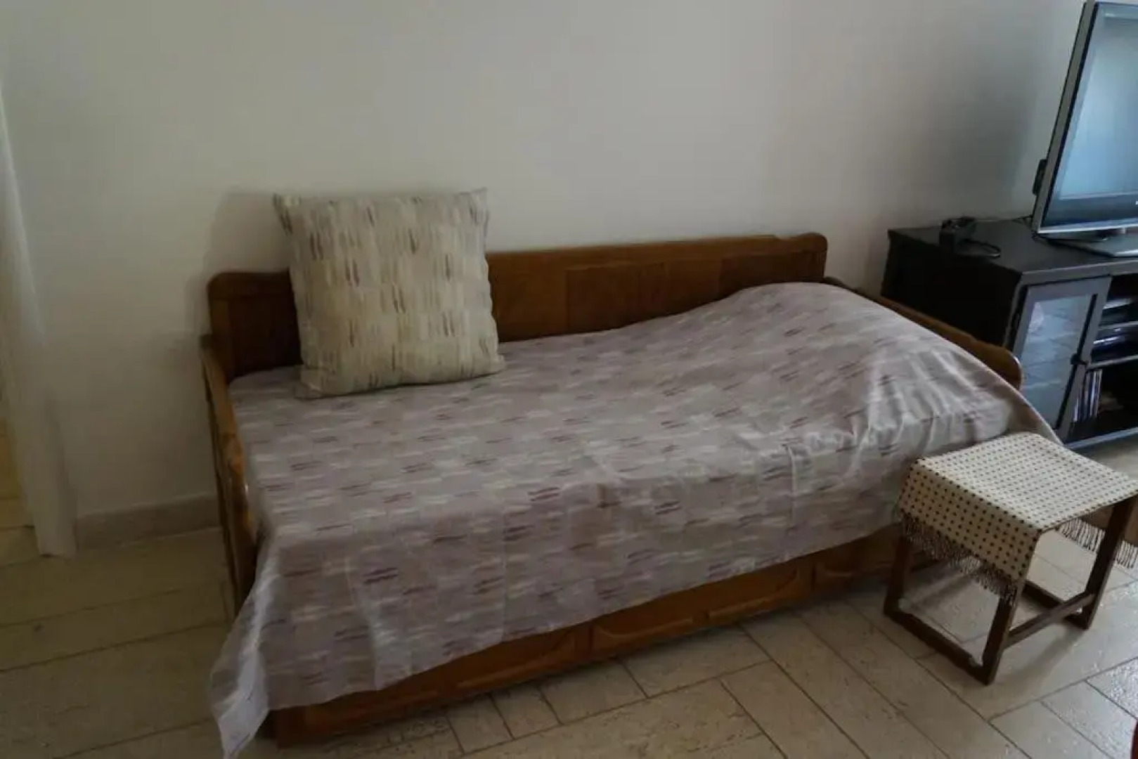 Apartment with a garden, BBQ, swimming pool and jacuzzi