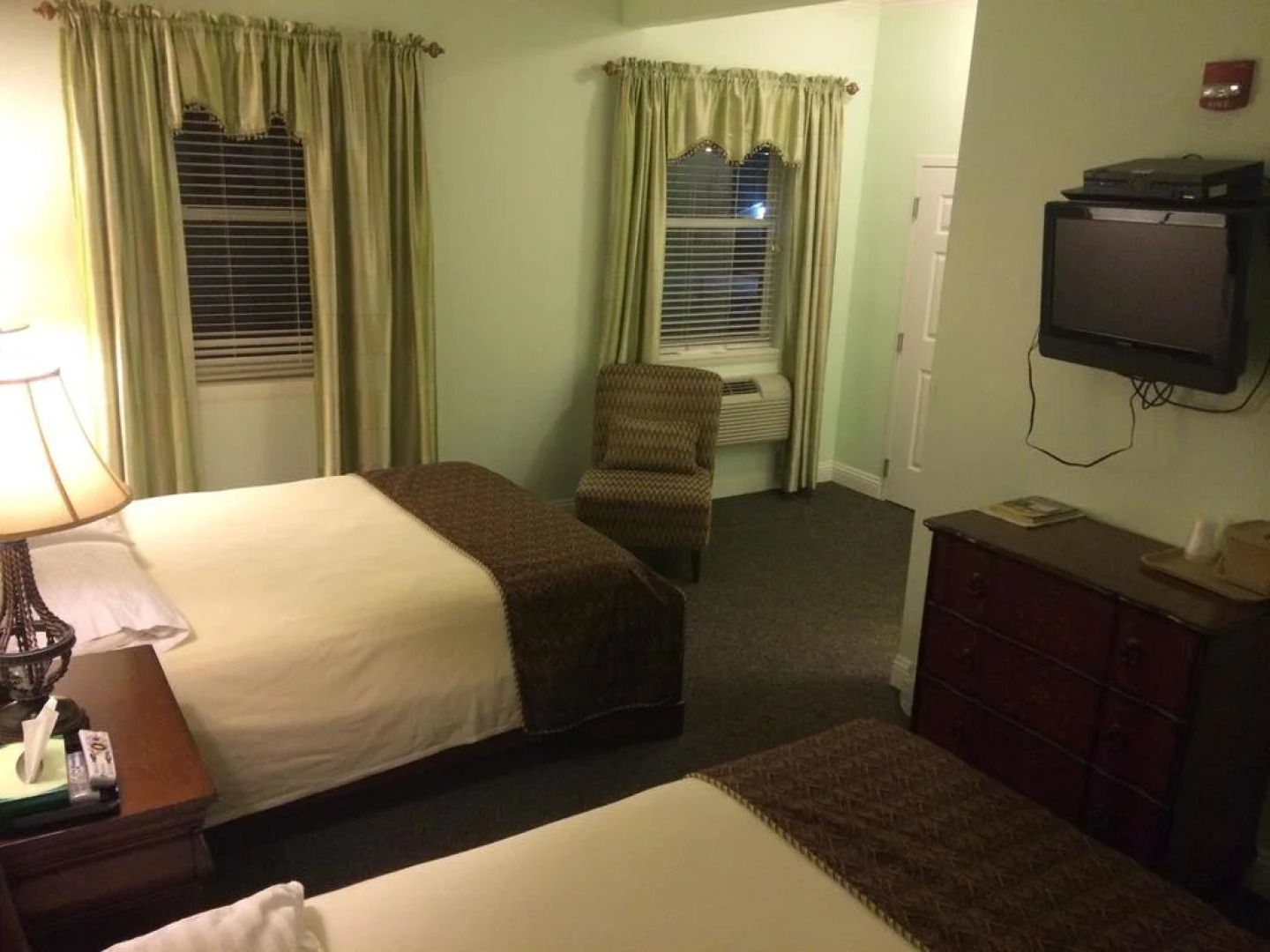 The City Hotel Bar & Grill