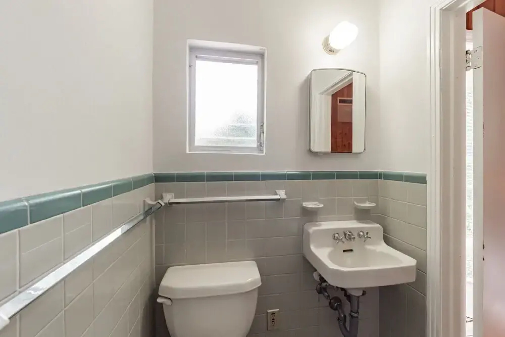 Gainesville 1 Bedroom Apts with Pool, Walk to UF Campus by RedAwning