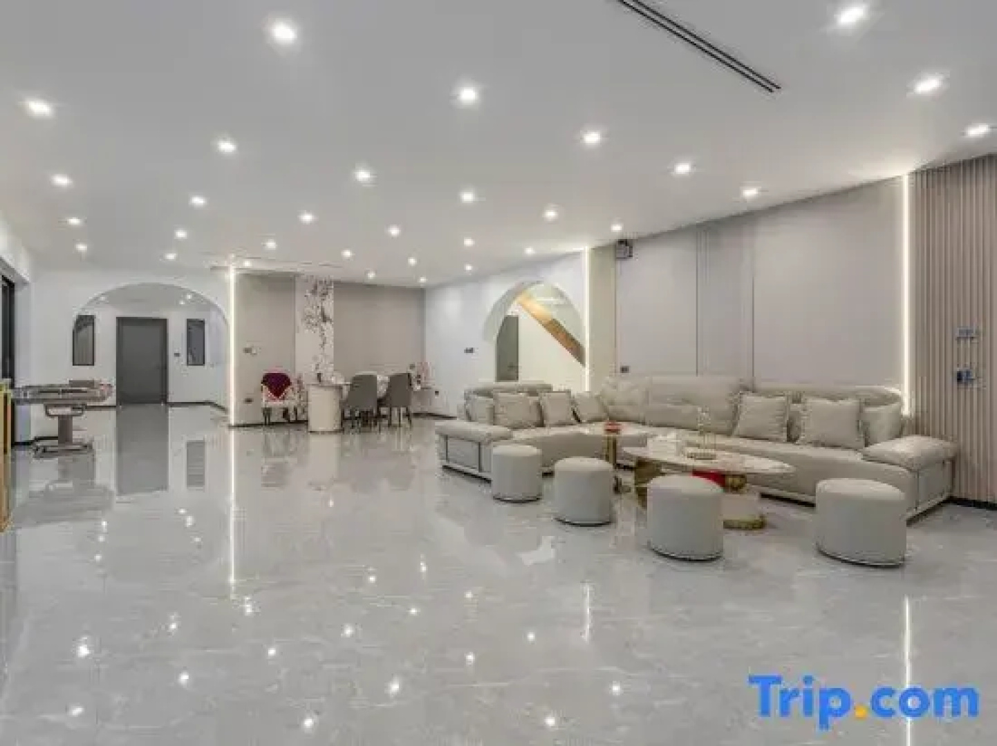 Pattaya Grand Villa 6 Bedroom 8 Bath (Private Pool, KTV, Sauna, Fitness Area)