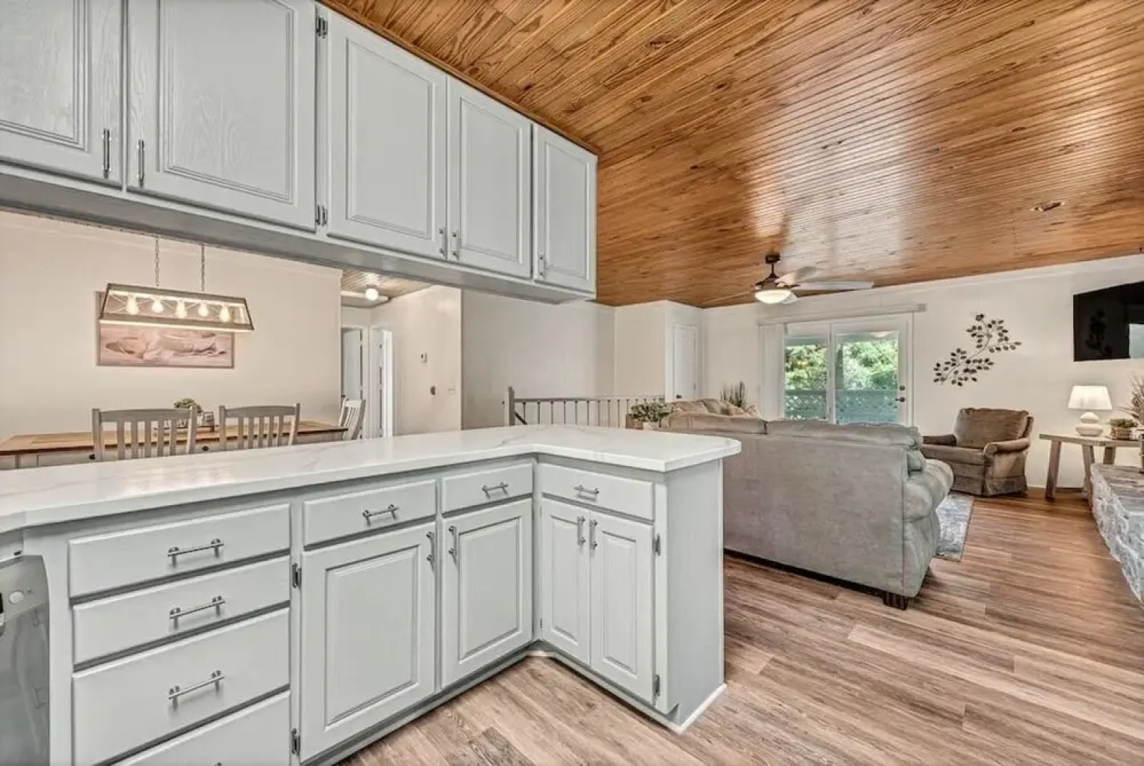 Beaver Lake Hillside Hideaway 2 Bedroom Home by Redawning