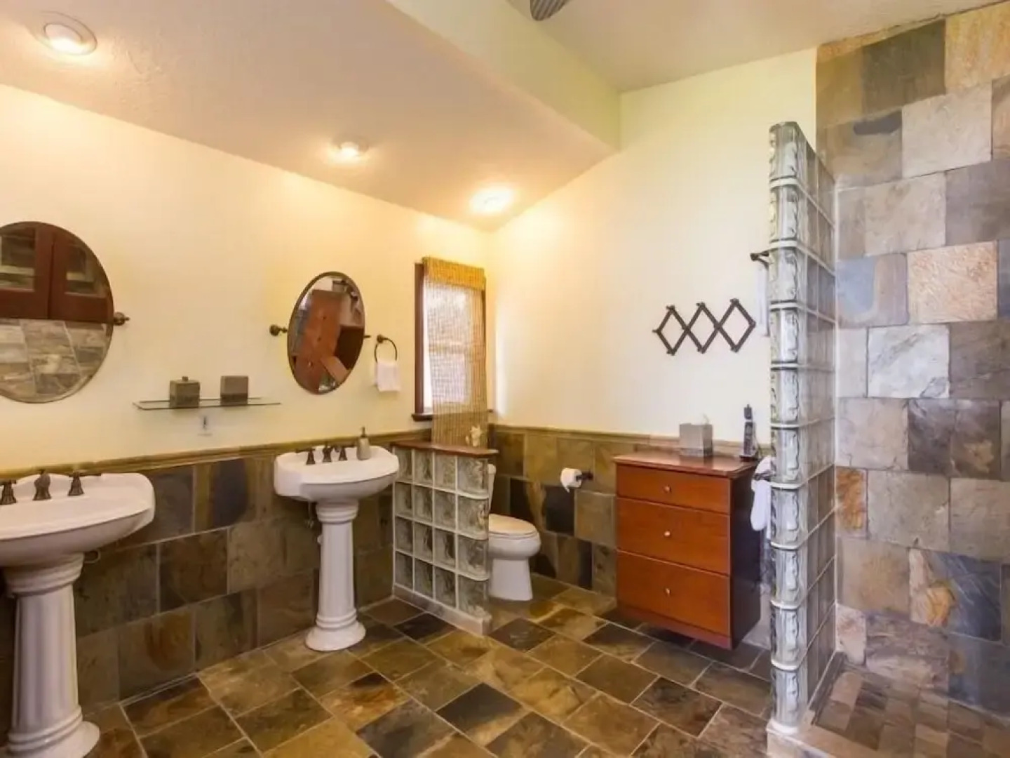 Helen's Beach House 6 Bedroom Home by RedAwning