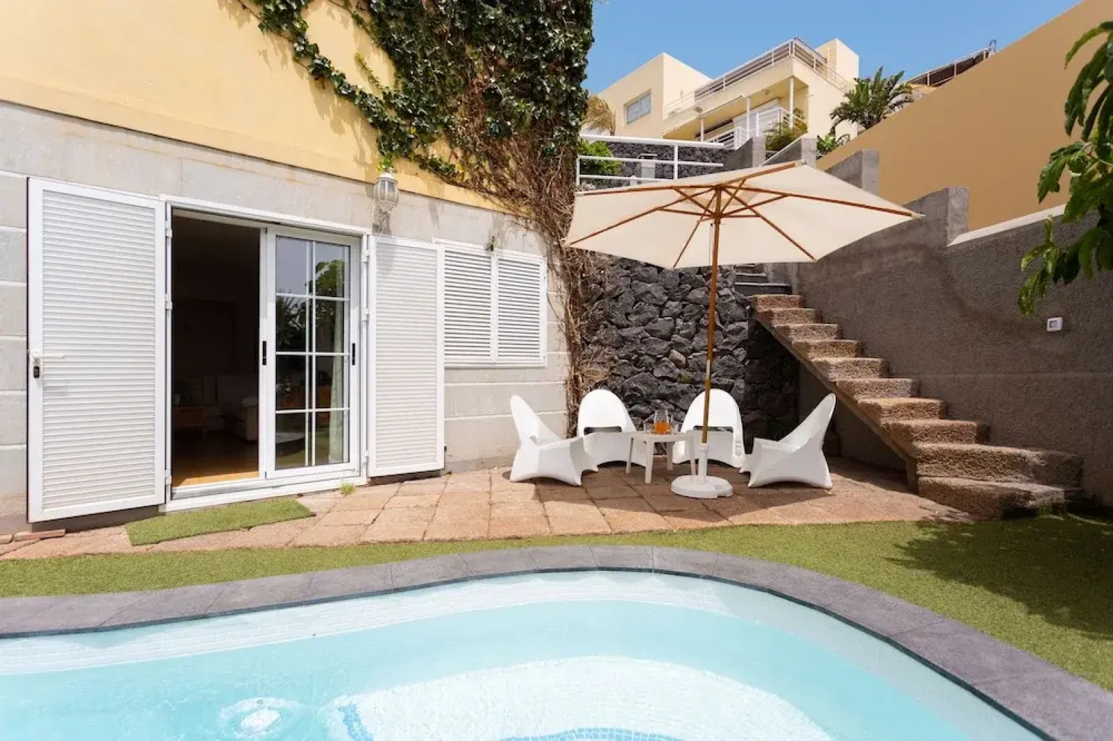 Duplex Acorán with pool and sea view