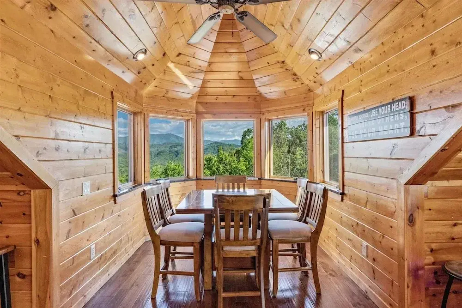 Paradise Point 4 Bedroom Cabin by RedAwning