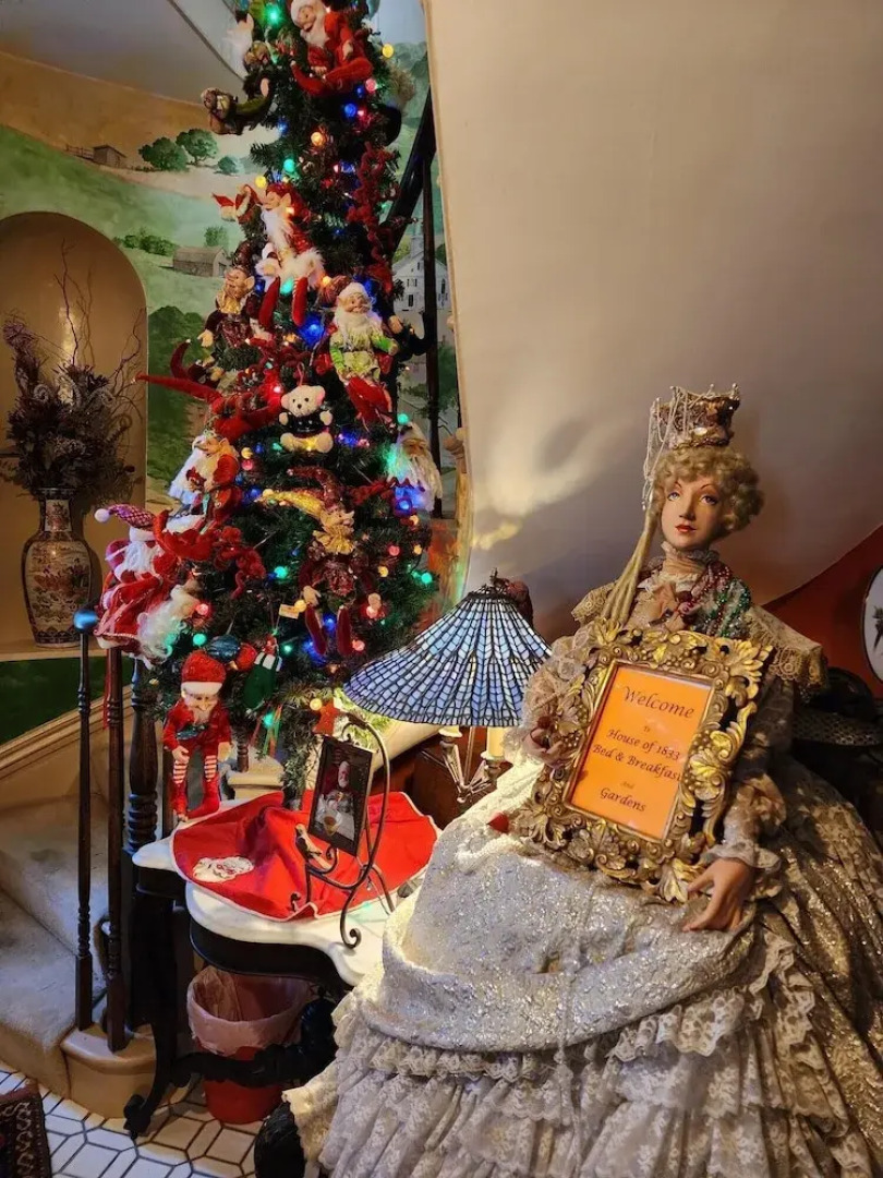 House of 1833 Bed & Breakfast & Gardens