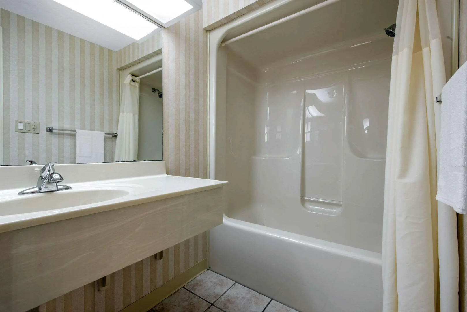 Quality Inn Breeze Manor