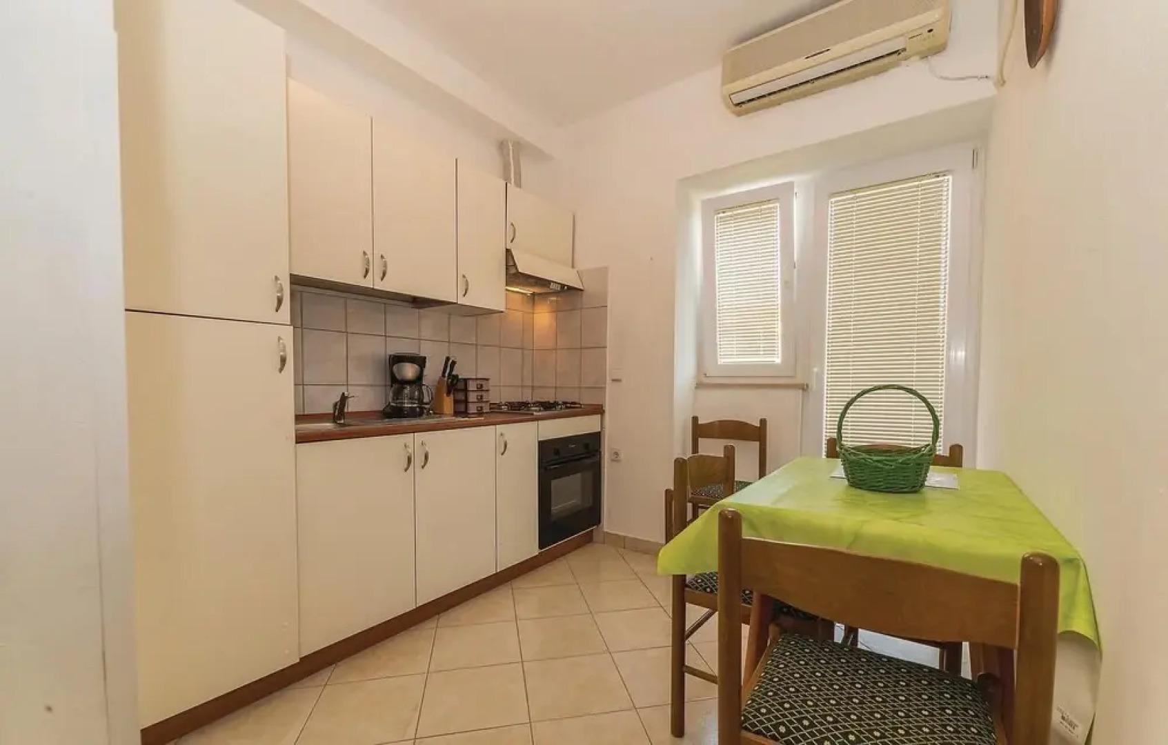 Beautiful Home in Banj With Wifi and 5 Bedrooms