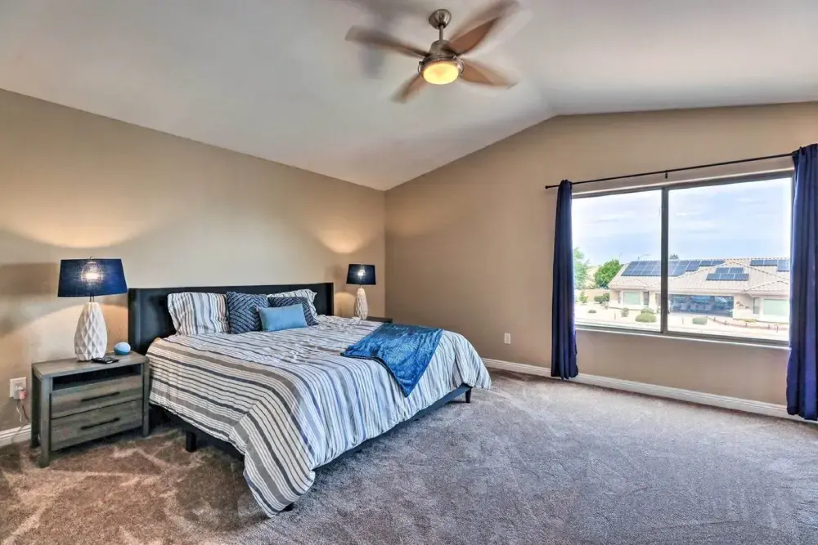 Beautiful Lakefront Peoria Home w/ Community Pool