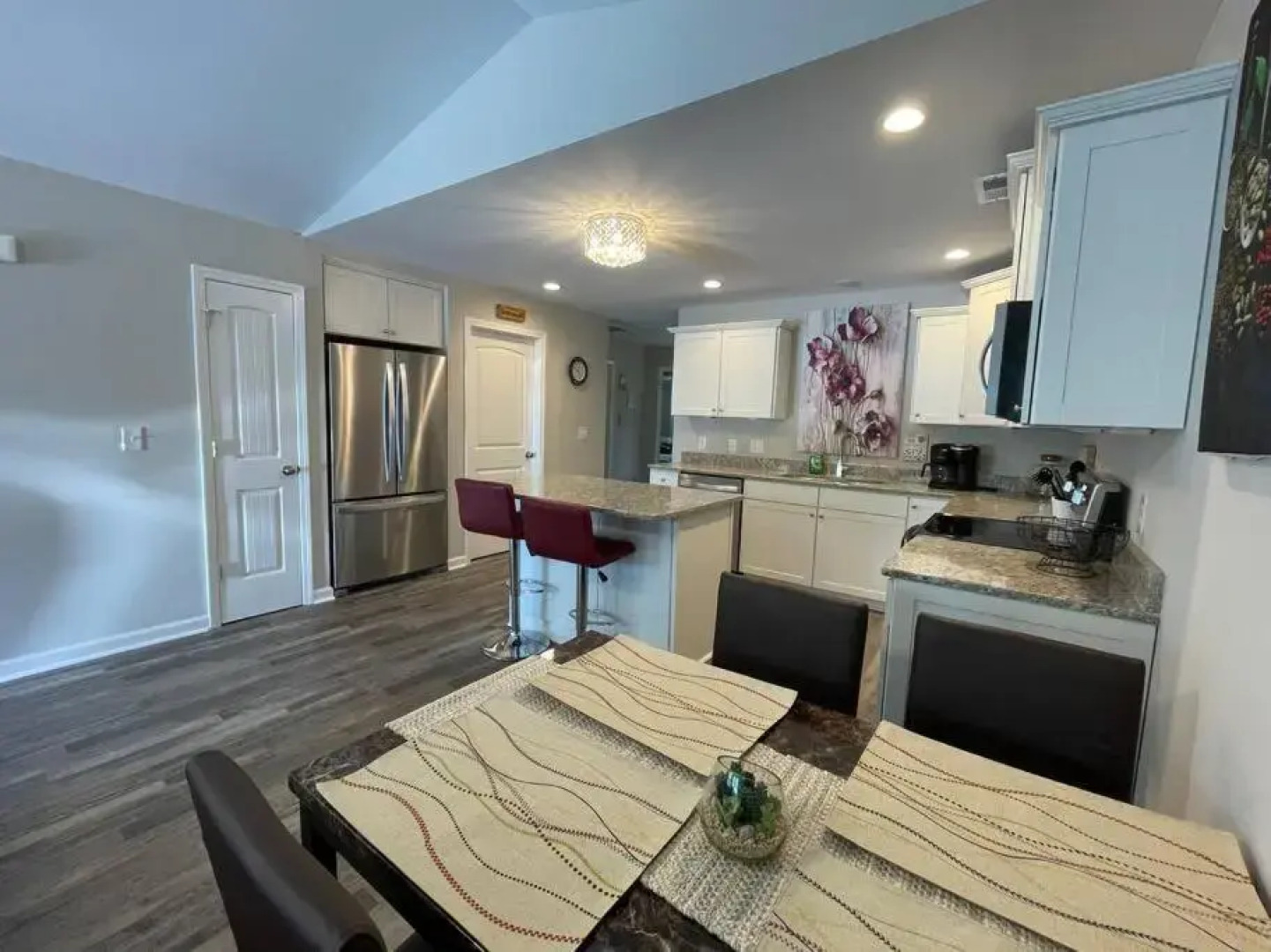 Sleep 10, NEW CONSTRUCTION home, half mile to beach, 3 BD 2 BA, 6 beds