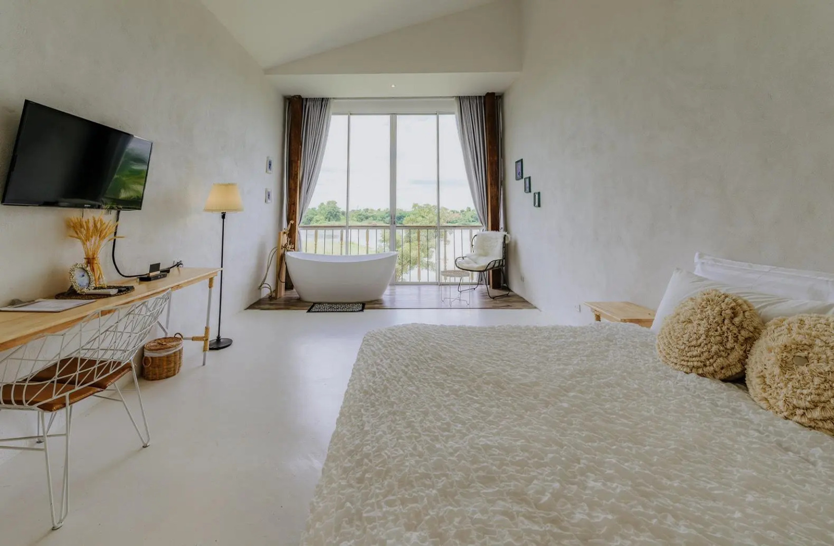 White Wall Riverfront Hotel