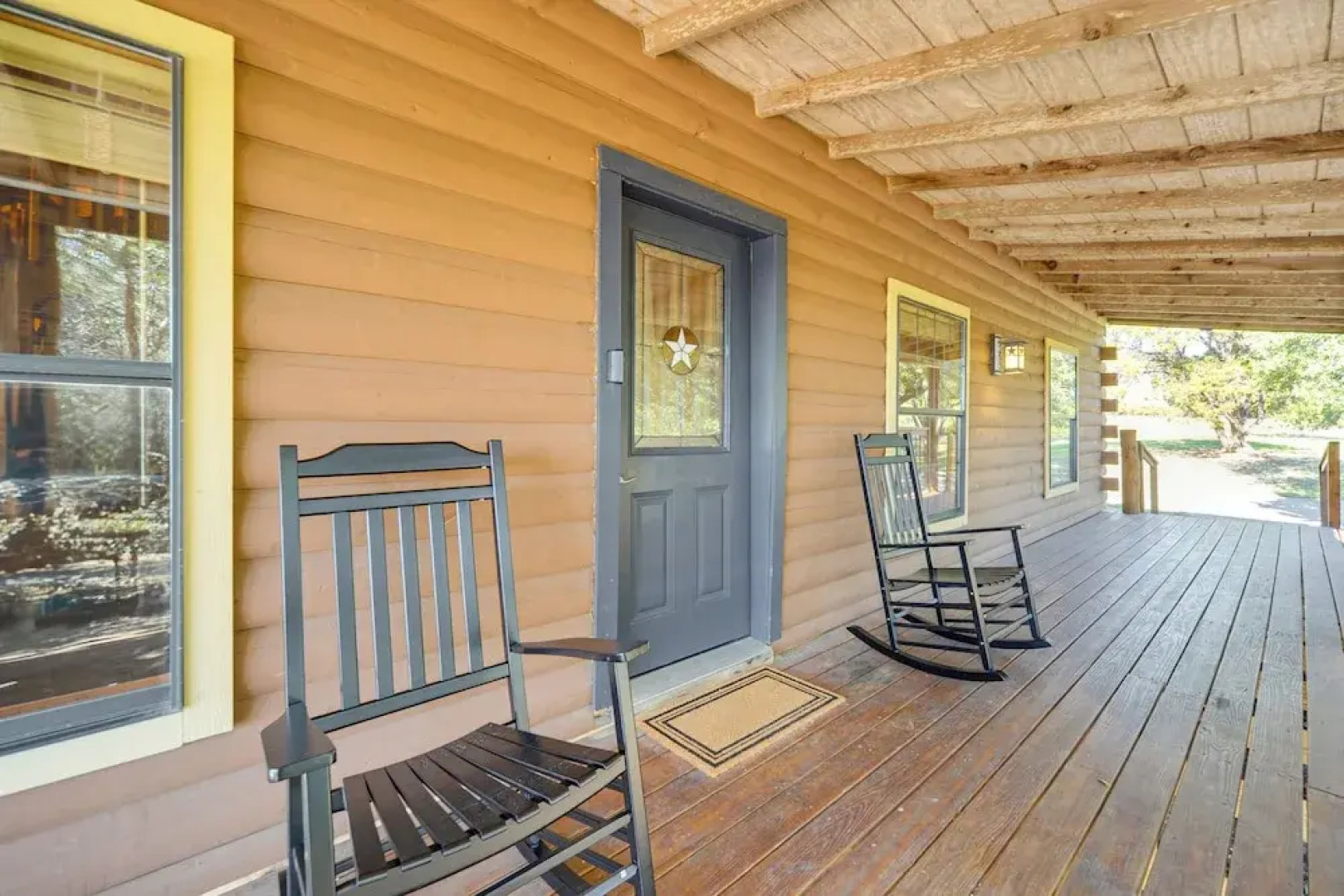 5 Mi to Dtwn Dripping Springs: Cabin w/ Jacuzzi!