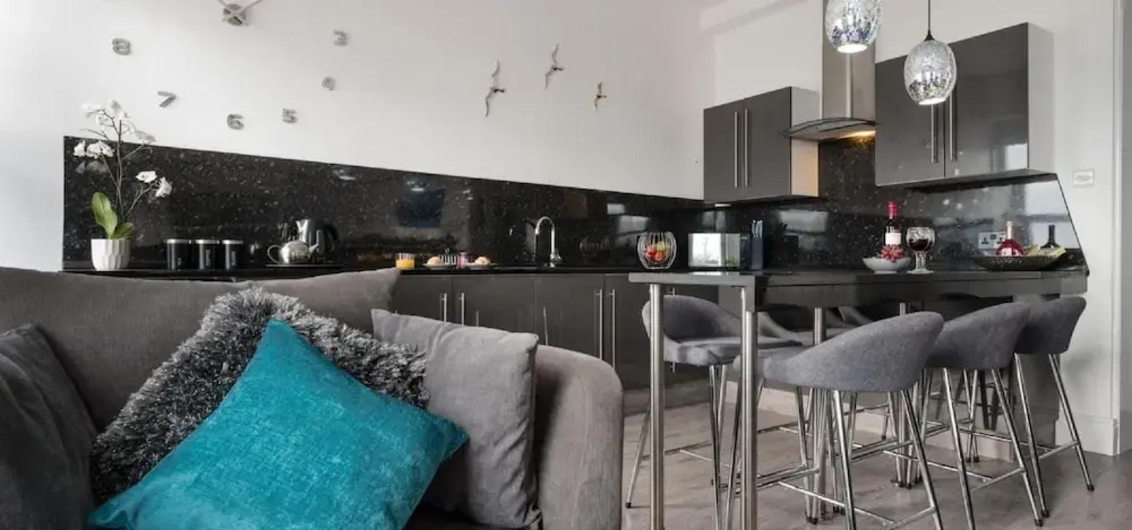 Sandybanks - Stylish apartment on Torquay promenade