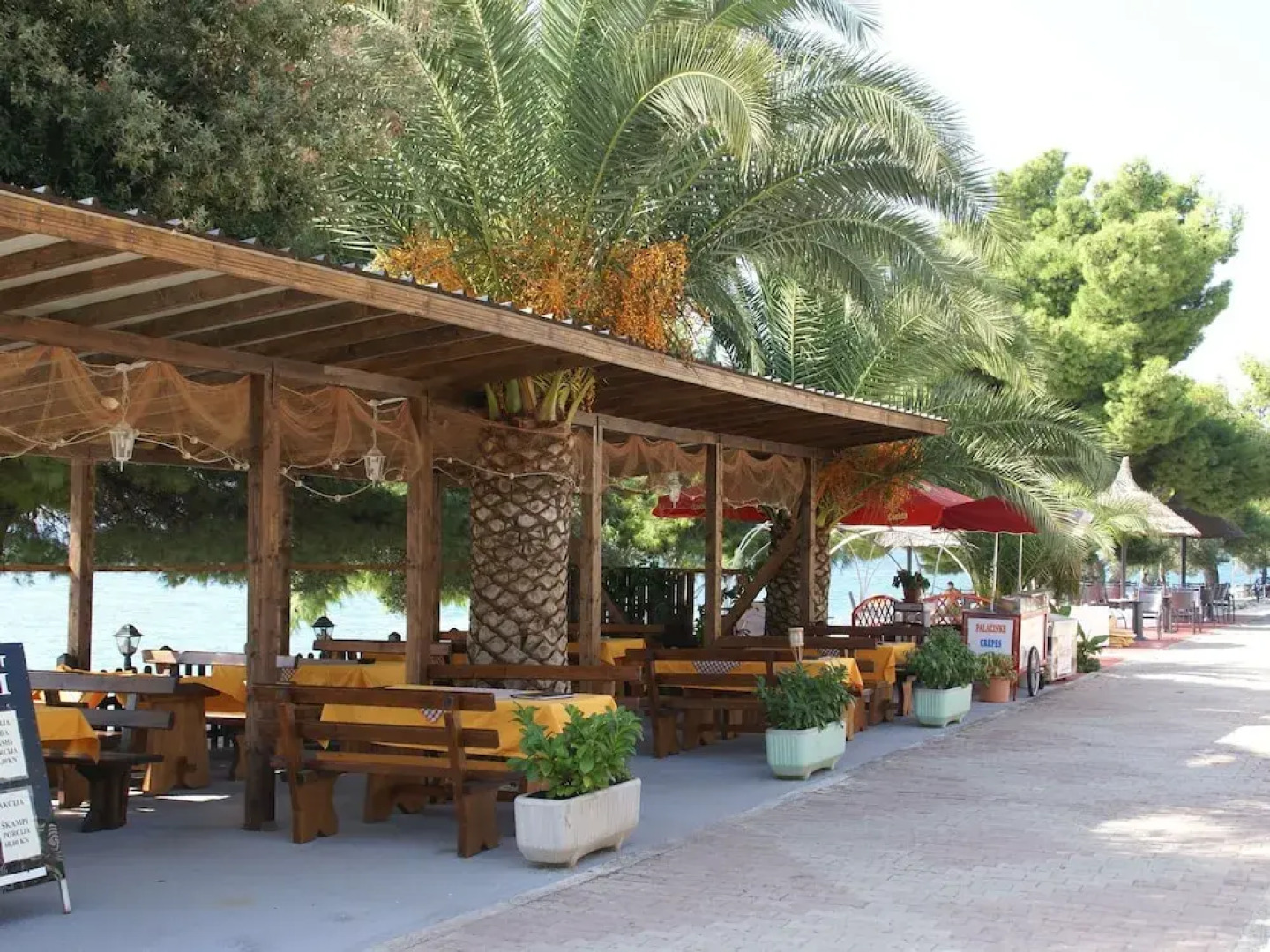 Tidy Apartment With Wifi, 4 km From City of Trogir