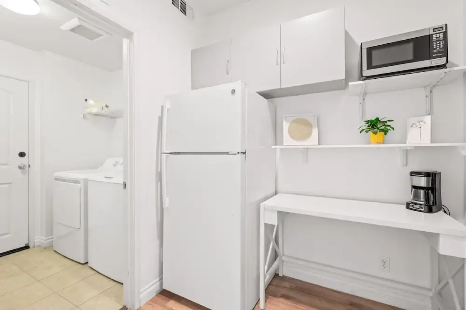 Private Entry Suite w Patio Bath Kitchenette