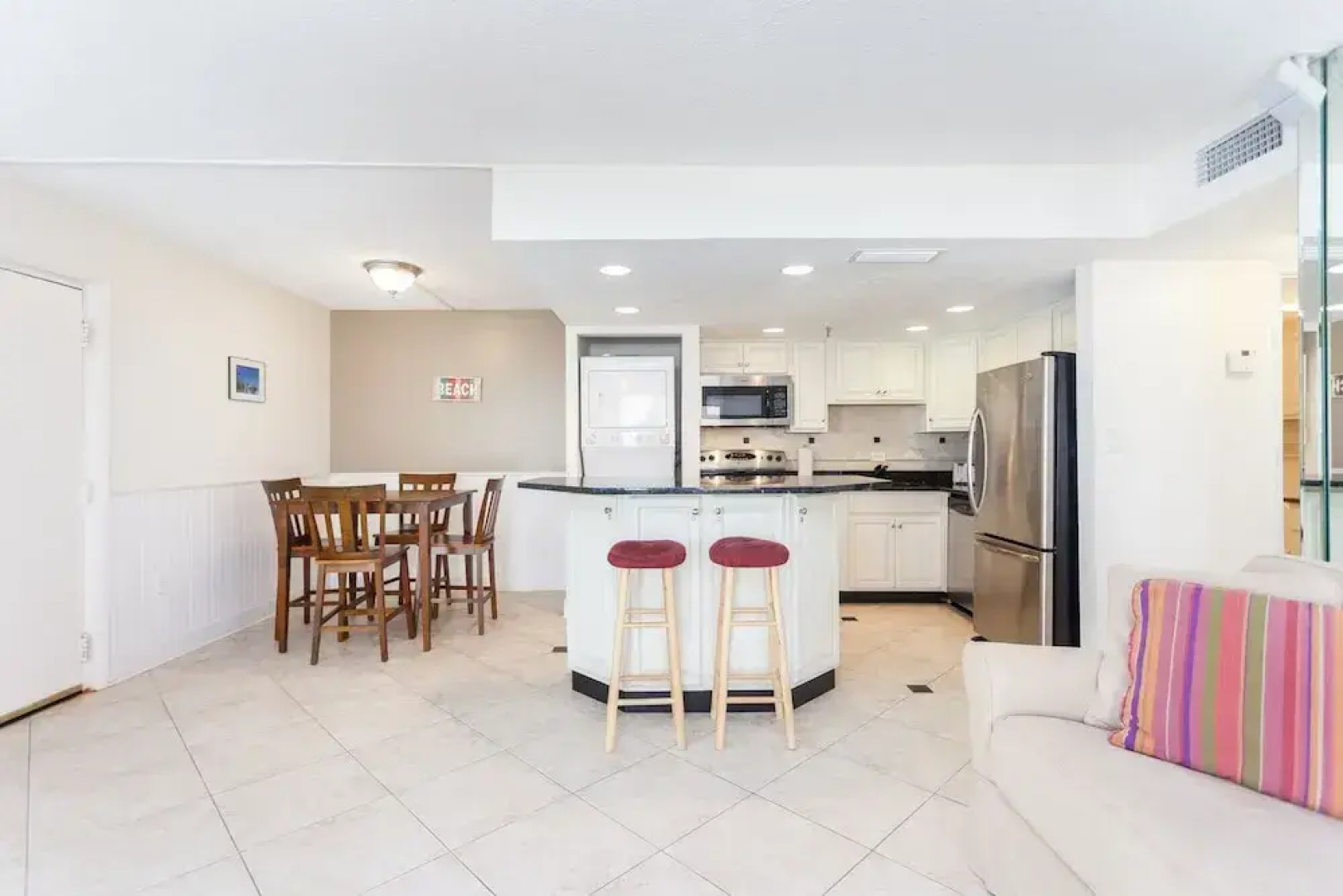 Beachcomber 301 2 Br condo by RedAwning