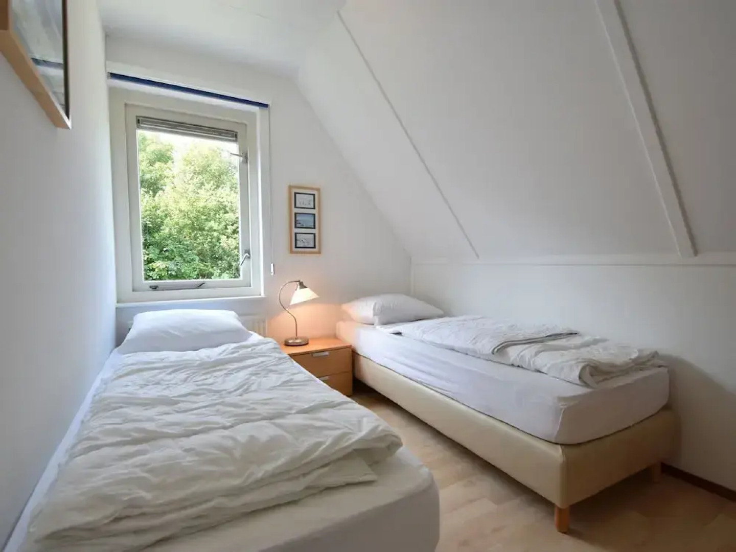 Attractive Holiday Home in Zonnemaire by the Lake