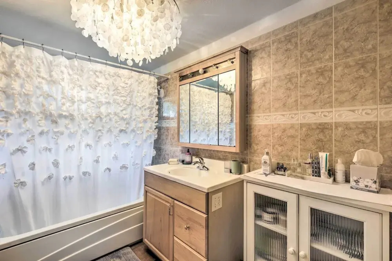 Cute East Hampton Cottage w/ Patio - Walk to Beach