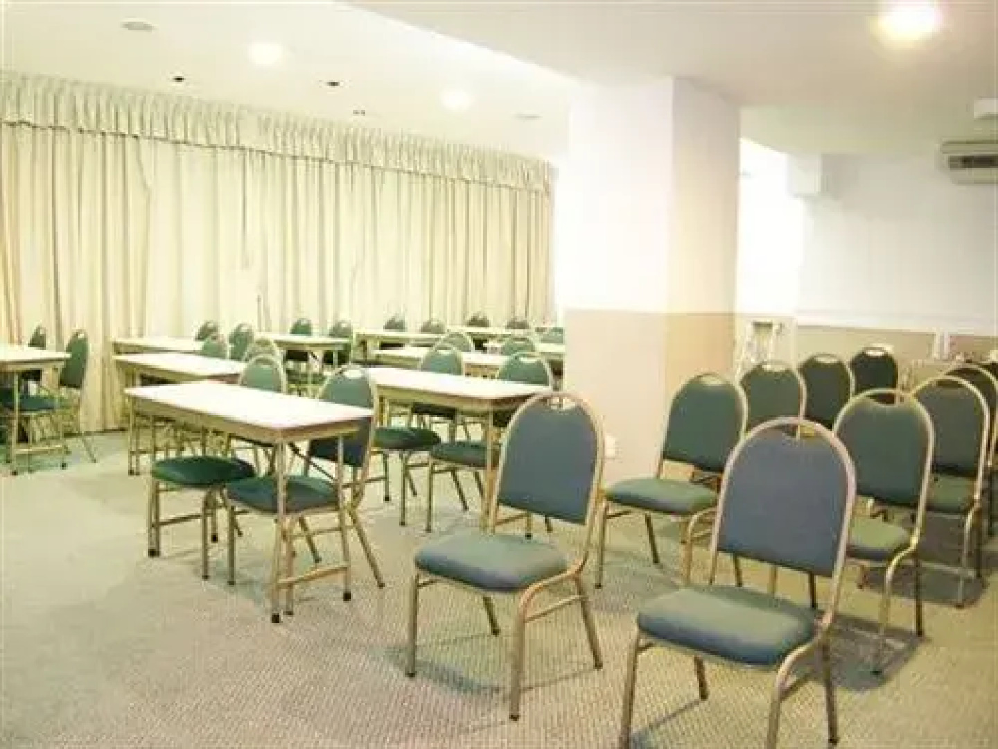 Harbor Regent Suites