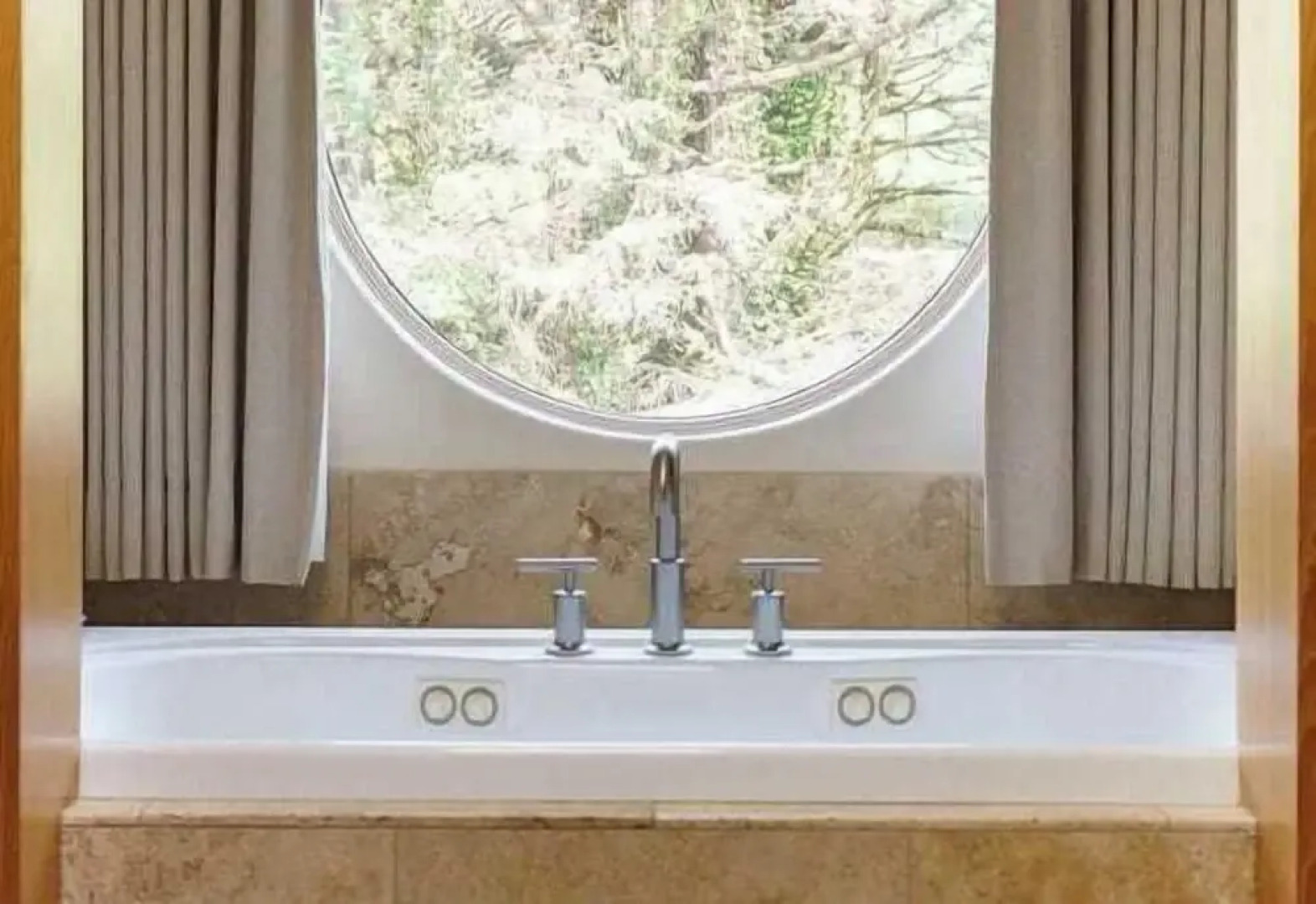 The Castle Rock Estate by Avantstay Steps From Arch Cape Beach w/ Hot Tub & Sauna