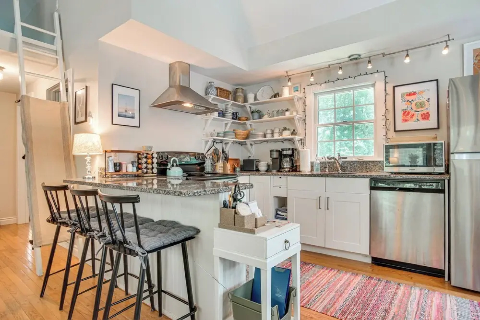 Charming Cape Cod Cottage: 4 Mi to Bristol Beach!
