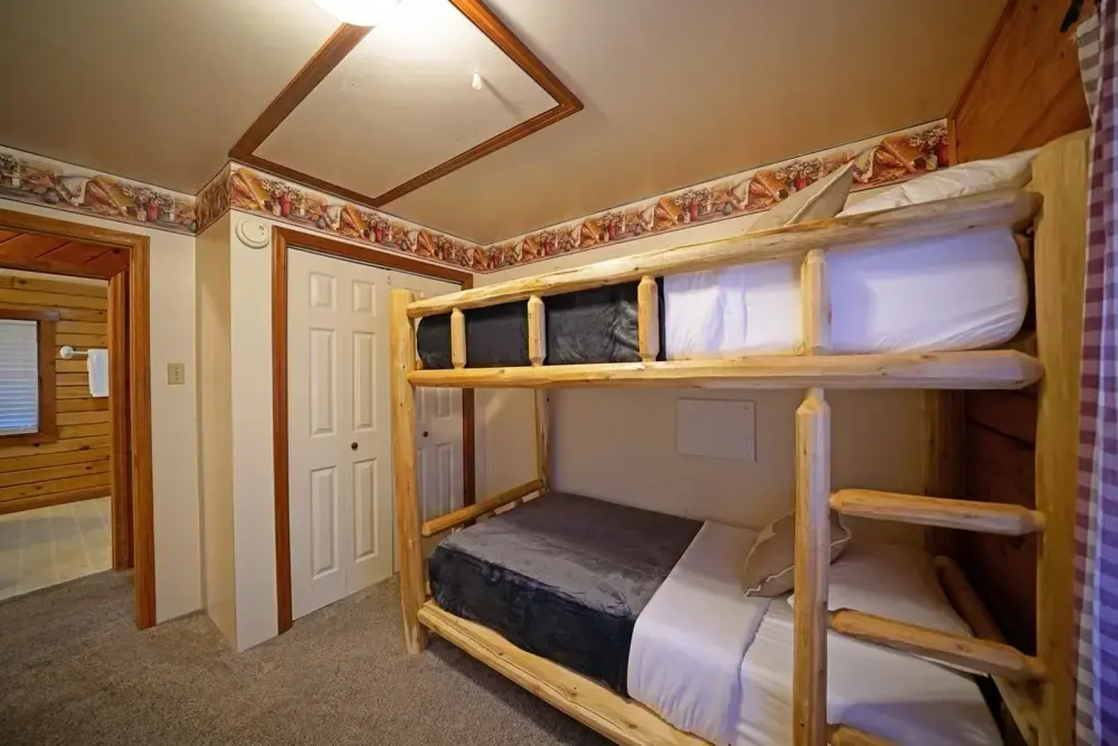 Lazy Bear Lodge ~ Mountain Views ~ Pool Table