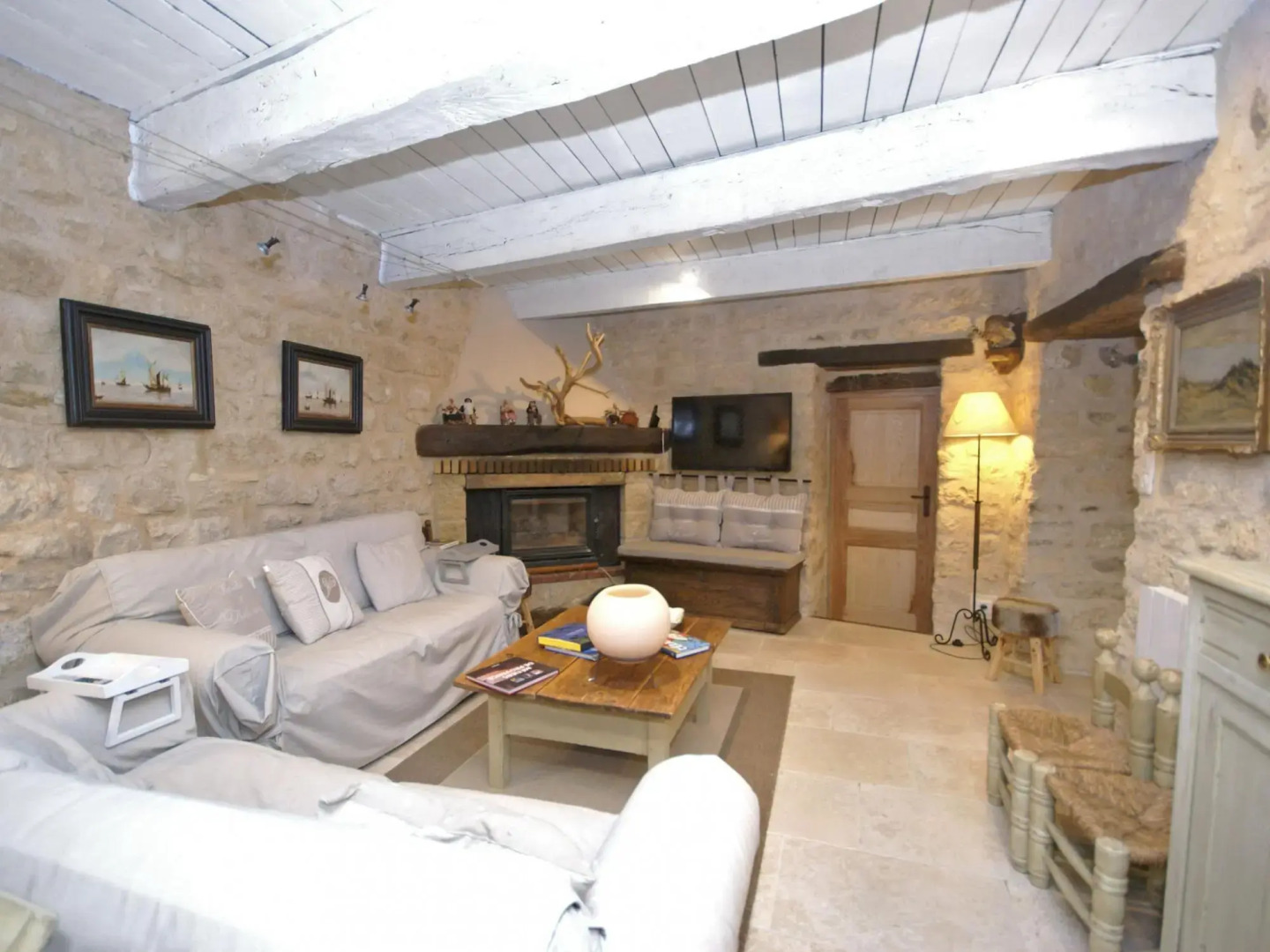 Splendid Villa in Viens With Swimming Pool