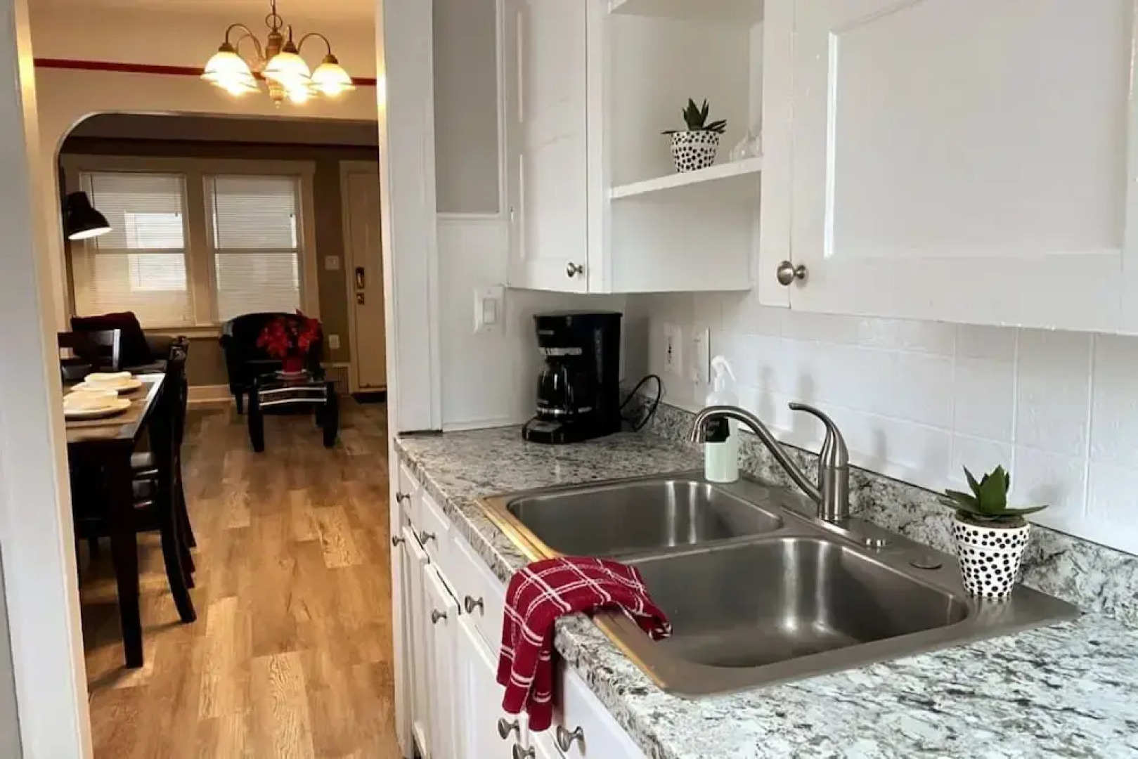 Automaniac Spot in the Heart of Pontiac 3 Beds 2 Baths