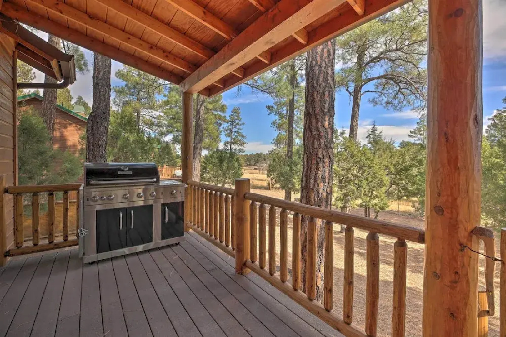 < 4 Mi to Fool Hollow Lake: Cabin w/ Tranquil Deck