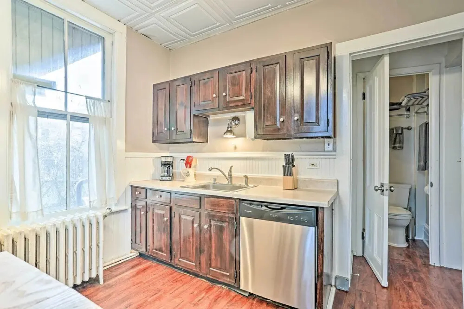 Centrally Located Apt in Victorian Mansion!