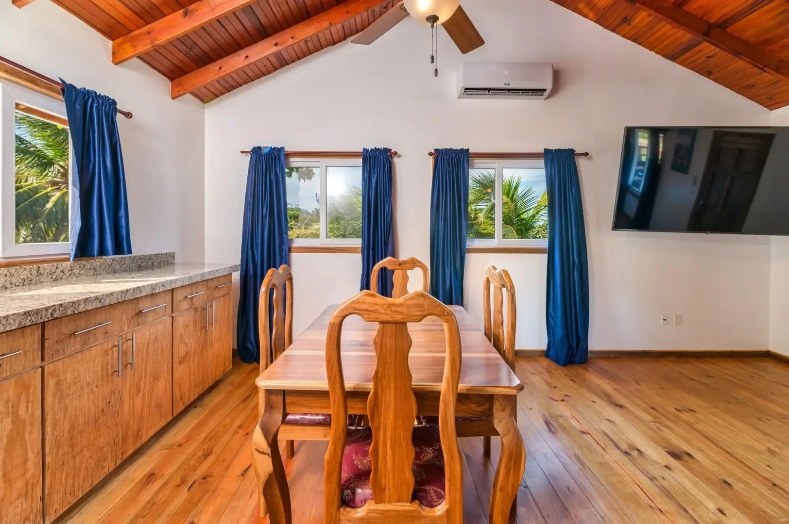 Hotel and Dive Center Roatan Yacht Club