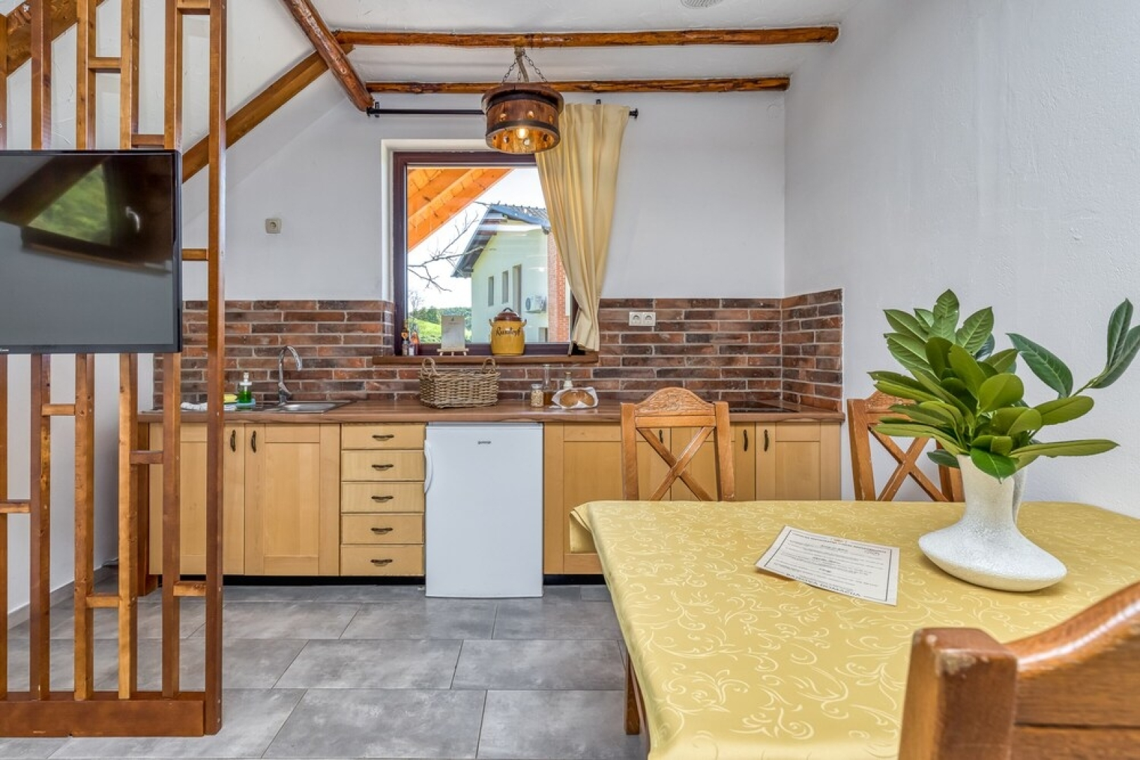 Pool Suite Sunflower