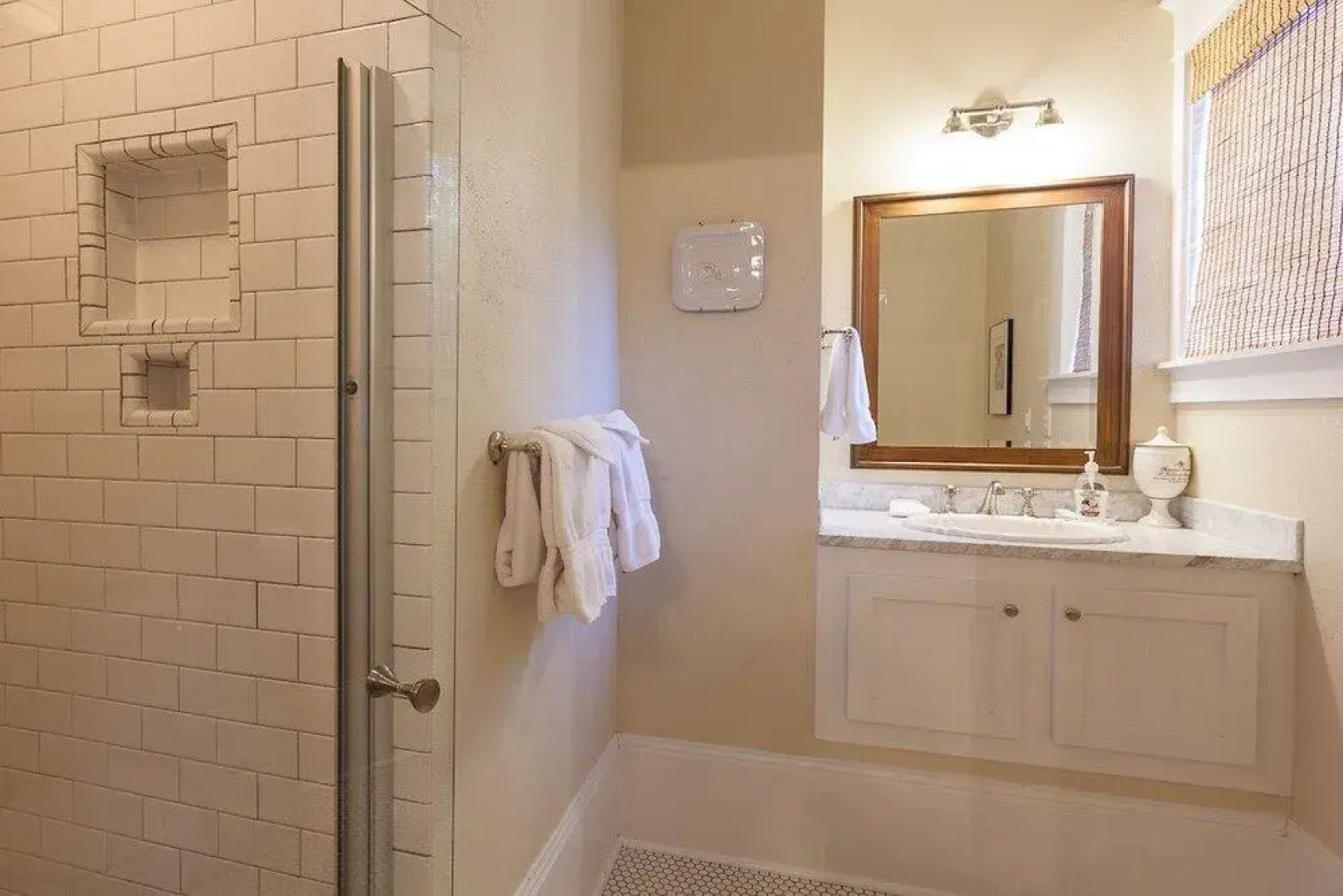 Cascade Chic 3 Bedroom Home by RedAwning