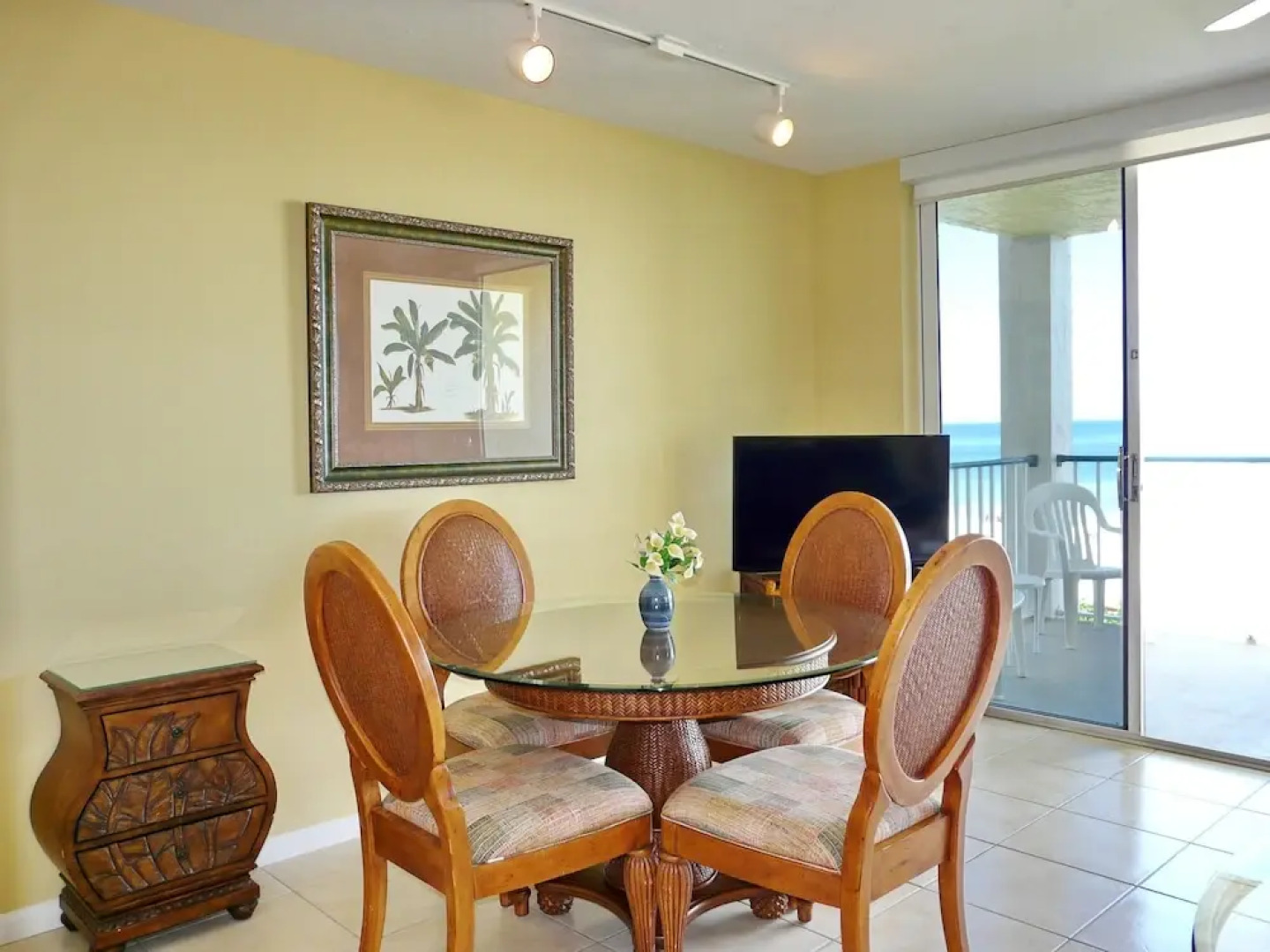 Luxurious Beachfront Condo With Glorious Ocean Views