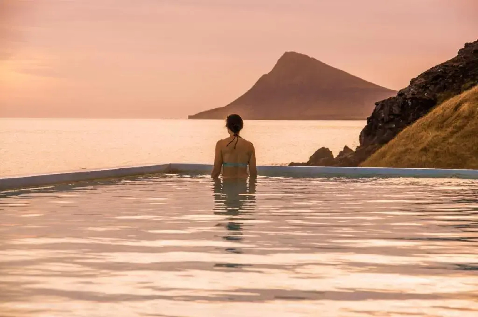 Hvammur 2 Bjarg with private hot tub