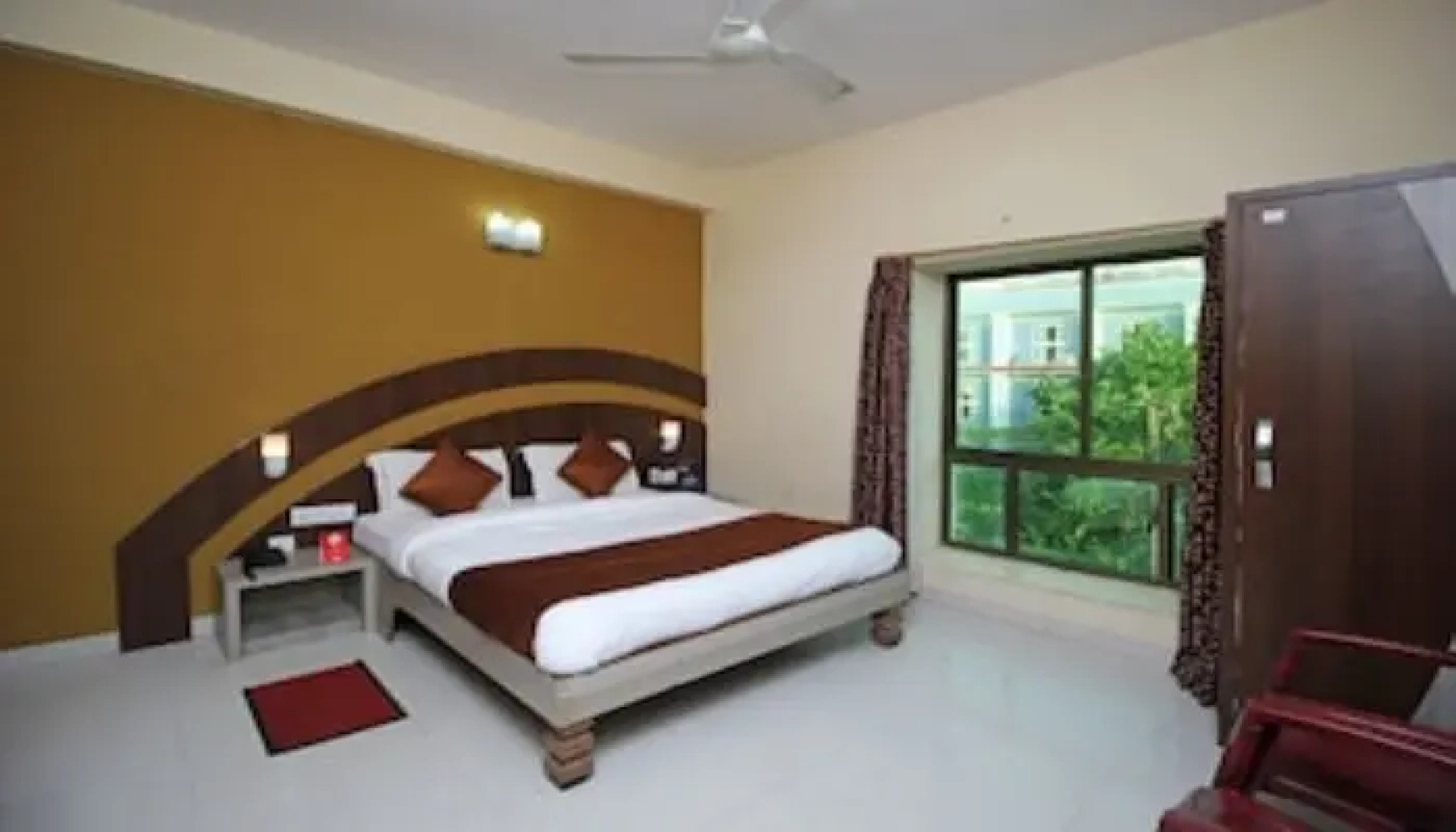 OYO 7680 2 Mins Walk From Model Beach