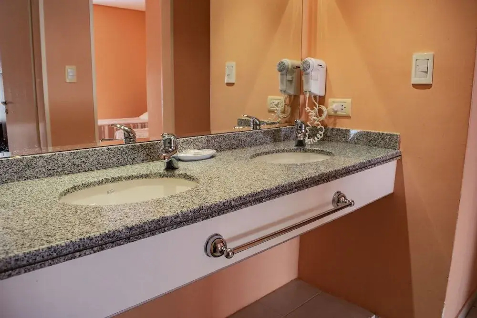 Los Robles Apart Hotel