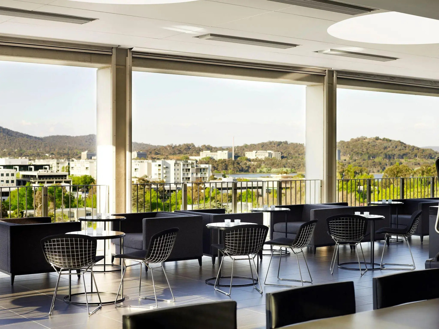 Burbury Hotel & Apartments