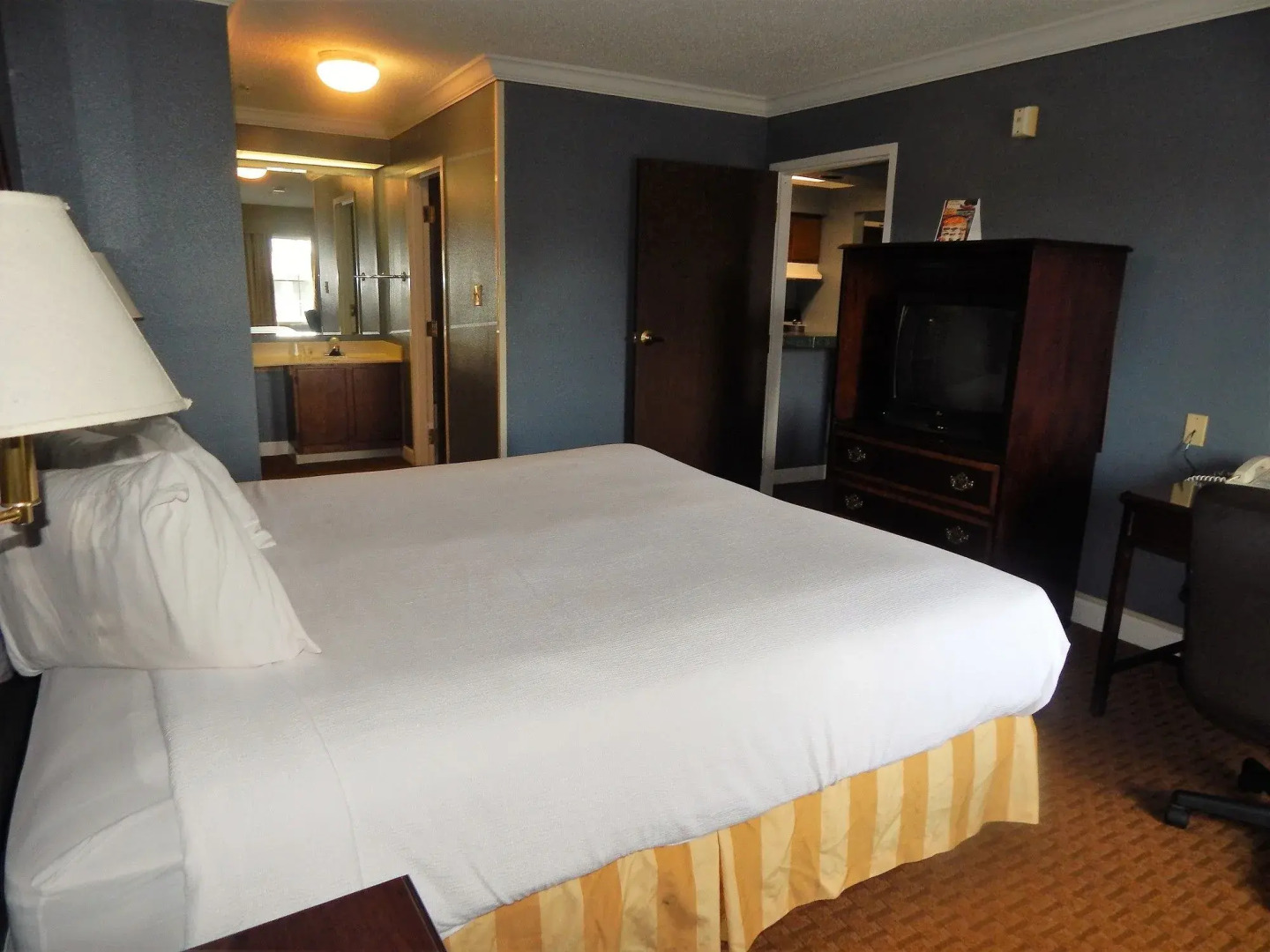 Richmond Suites Hotel