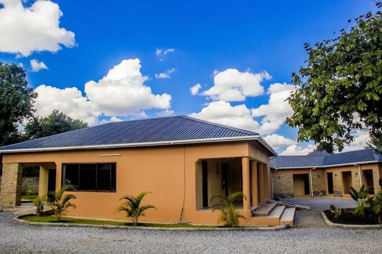 Nsanika Executive Lodge