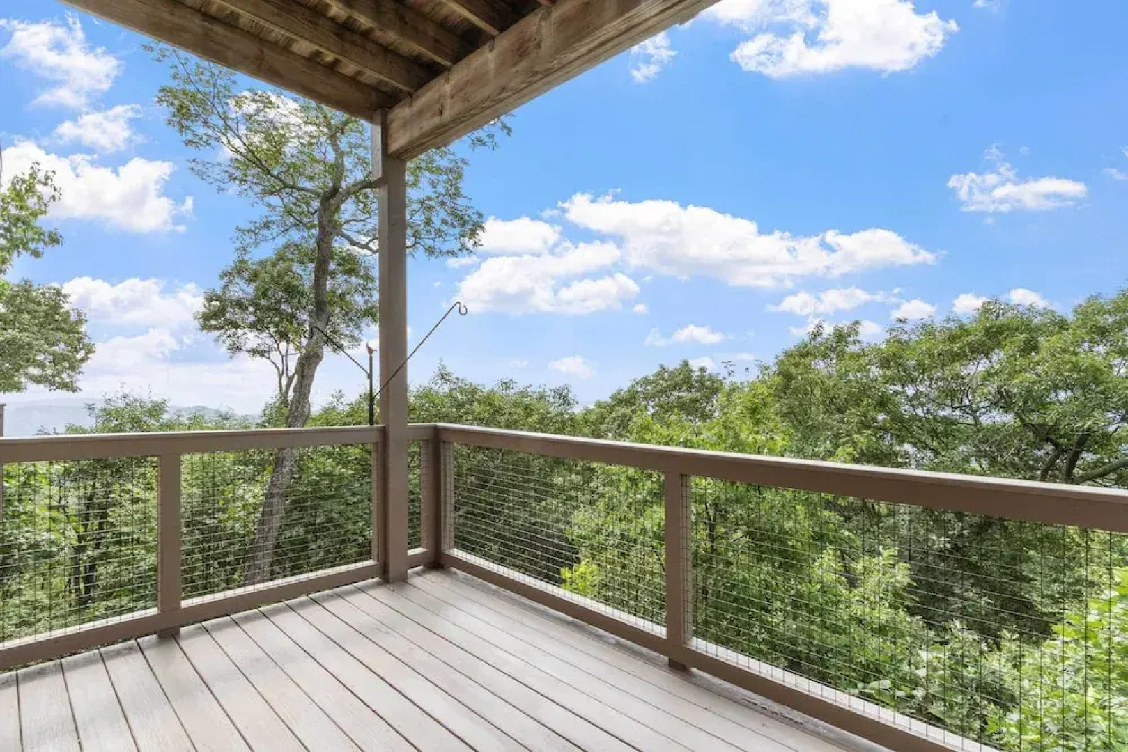 Hiking On-site: Mtn-view Burnsville Condo!