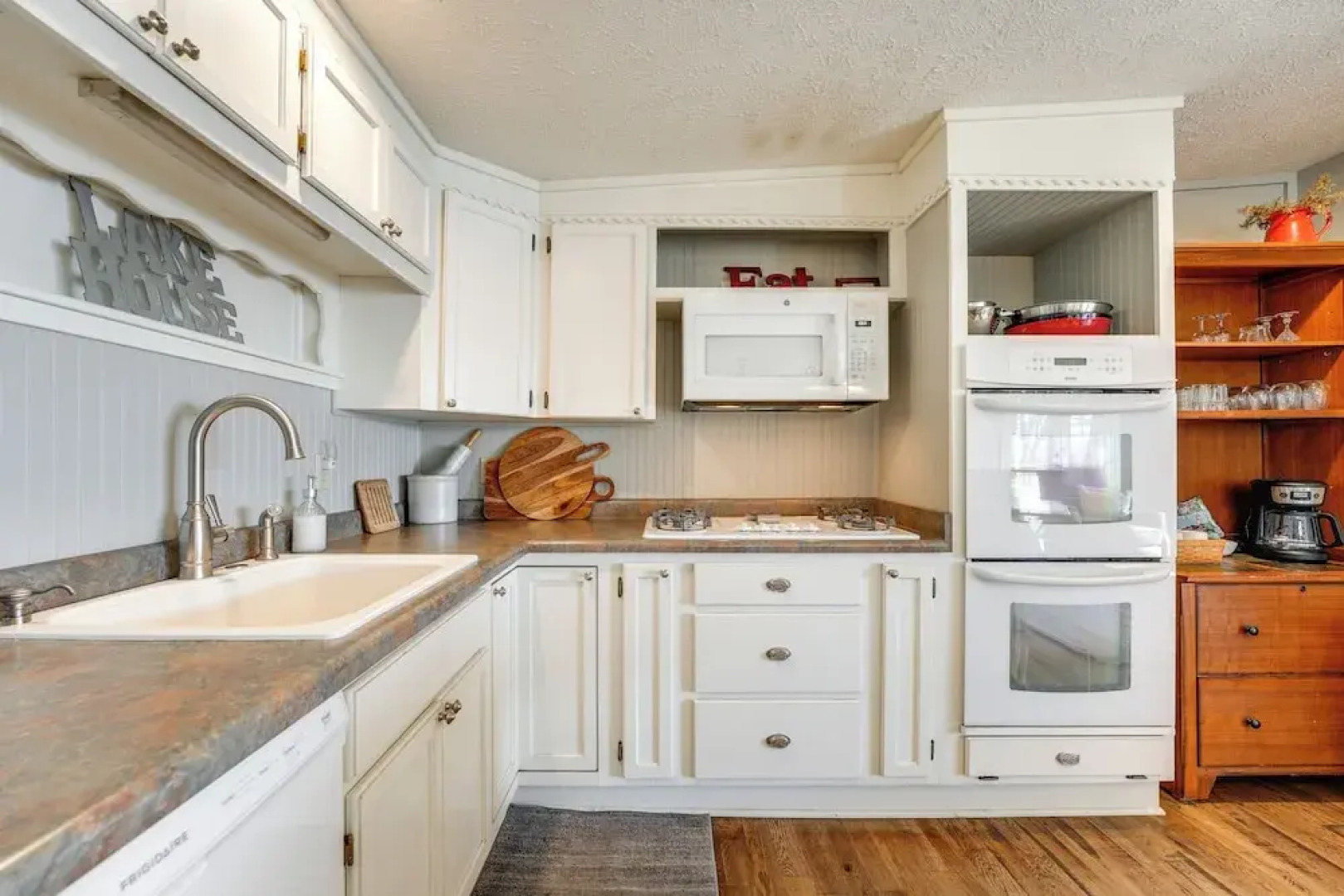 Cozy Table Rock Lake 'boathouse' w/ Pool Access