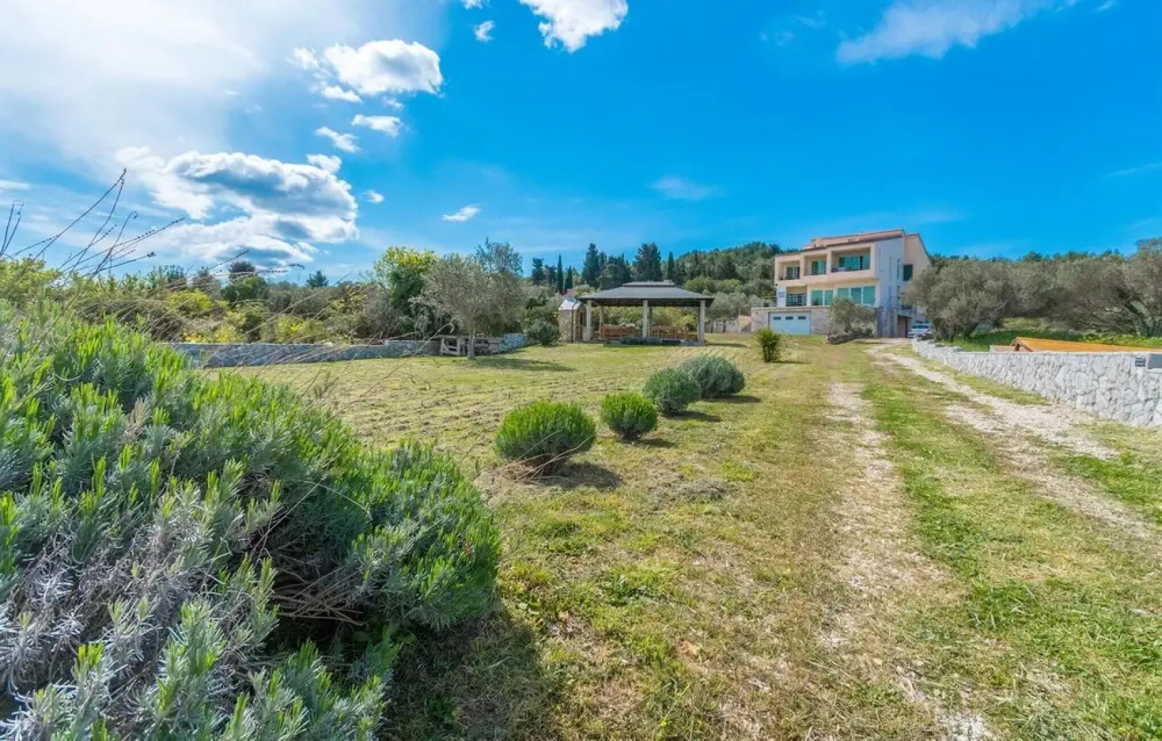 Stunning Apartment in Banj With Wifi and 2 Bedrooms